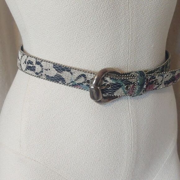 Vintage Floral Lace Belt With Silver Trim and Buckle - Small - Picture 4 of 9